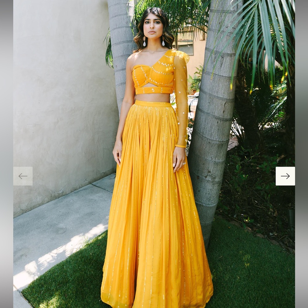 One shoulder yellow lengha